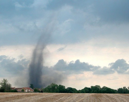 756px-Little_thetford_tornado_may_2005-500x396 竜巻から身を守るための方法